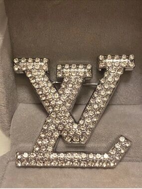 Fashion jewelry Silver Crystal-Studded Logo
Brooch pavé-design L-V unisex